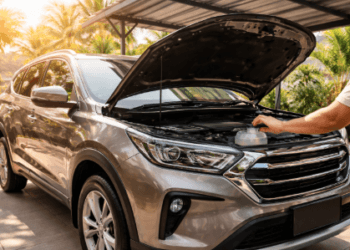 Melakukan perawatan mobil cuaca panas untuk memastikan sistem pendingin mesin berfungsi optimal selama fenomena suhu ekstrem Medan 2026.