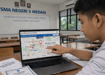 Siswa melihat peta zonasi sekolah Medan untuk pendaftaran PPDB
