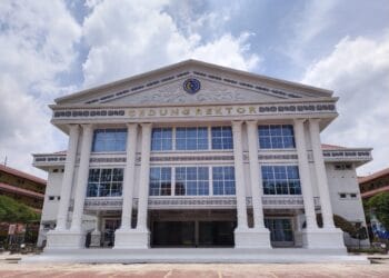 Infografis panduan sekolah tinggi mandiri yang menampilkan warga melacak urutan universitas swasta area medan.