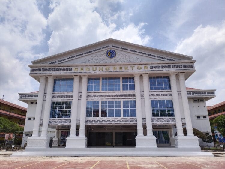 Infografis panduan sekolah tinggi mandiri yang menampilkan warga melacak urutan universitas swasta area medan.