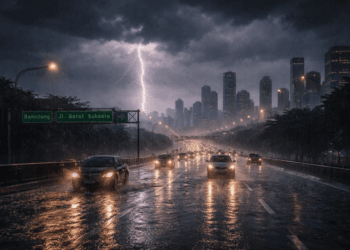 Kendaraan melintasi jalan raya saat hujan lebat dan cuaca ekstrem akibat Monsun Australia.