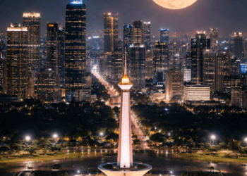Pemandangan cakrawala Jakarta yang dihiasi fenomena Pink Moon pada April 2026, menjadi momen langka bagi para fotografer.
