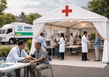 Petugas medis memberikan layanan kesehatan darurat kepada warga di posko siaga bencana pada April 2026.