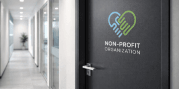 Pintu kantor sekretariat organisasi yang sudah siap untuk proses verifikasi domisili oleh pihak berwenang.