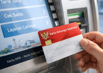 Seorang penerima manfaat sedang memasukkan kartu KKS ke dalam mesin ATM untuk mencairkan saldo Bansos BPNT April 2026 secara mandiri.