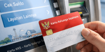 Seorang penerima manfaat sedang memasukkan kartu KKS ke dalam mesin ATM untuk mencairkan saldo Bansos BPNT April 2026 secara mandiri.