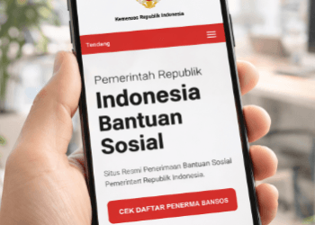 Seorang warga sedang mengecek status penerima bansos Kemensos melalui smartphone untuk pencairan April 2026.