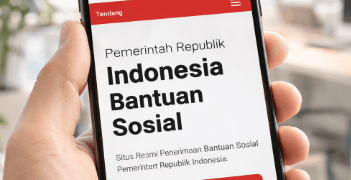 Seorang warga sedang mengecek status penerima bansos Kemensos melalui smartphone untuk pencairan April 2026.