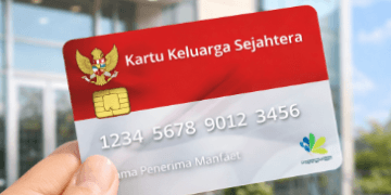 Seseorang menunjukkan kartu KKS baru setelah melakukan proses pengurusan kartu yang hilang di bank.