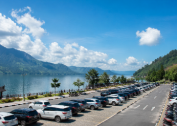 Kondisi area Parkir Danau Martubung Medan yang tertata rapi bagi para pengunjung.