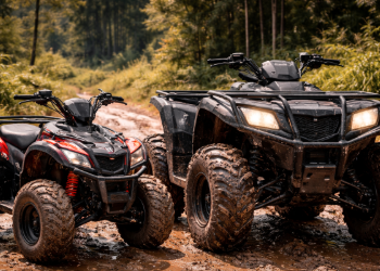 Perbandingan fisik antara unit ATV 150cc vs 500cc yang tersedia di tempat penyewaan Berastagi.