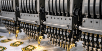 Produksi massal bordir atribut Medan berupa badge sekolah dan logo organisasi menggunakan teknologi mesin komputer otomatis.