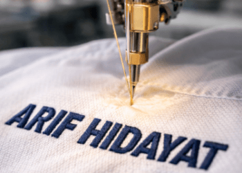 Layanan cepat bordir nama Medan untuk seragam sekolah menggunakan mesin komputer dengan hasil jahitan yang tebal dan jelas.