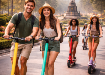 Wisatawan menikmati udara pagi sambil mengendarai skuter Berastagi di area pusat kota