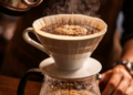 Proses menyeduh kopi manual brew secara presisi di salah satu coffee shop di Medan yang fokus pada kualitas biji specialty.