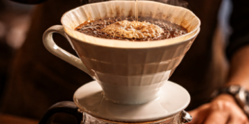 Proses menyeduh kopi manual brew secara presisi di salah satu coffee shop di Medan yang fokus pada kualitas biji specialty.