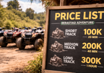 Papan informasi mengenai daftar harga sewa ATV Berastagi yang terpasang di area pangkalan utama.