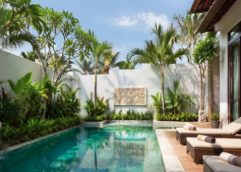 Suasana tenang di salah satu kolam renang privat di Medan yang menawarkan privasi tinggi untuk keluarga