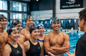 Keseruan anggota komunitas renang di Medan saat menjalani sesi latihan bersama di pagi hari.