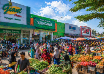 Aktivitas warga saat melakukan transaksi jual beli atau Belanja di Sunggal Medan.