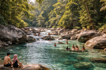 Keindahan aliran sungai jernih di salah satu pemandian alam di sekitar Medan yang menjadi favorit wisatawan