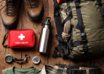 Persiapan matang perlengkapan trekking Bukit Lawang untuk menjaga keamanan selama di hutan.
