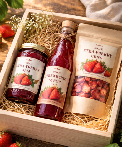 Berbagai macam produk olahan stroberi Berastagi yang dikemas secara modern sebagai oleh-oleh khas Karo.