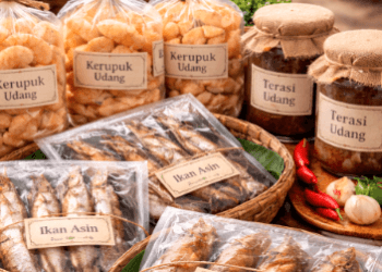 Deretan produk Oleh-oleh Khas Belawan seperti kerupuk udang dan ikan asin yang dikemas rapi untuk para wisatawan.