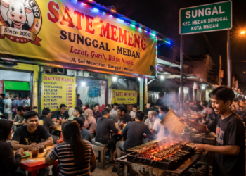 Suasana malam yang ramai oleh pengunjung yang berburu Kuliner di Sunggal Medan.