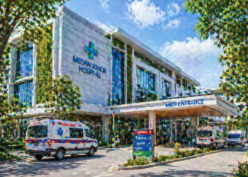 Gedung fasilitas medis modern yang menyediakan Layanan Kesehatan di Medan Johor.