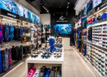 Interior toko perlengkapan renang di Medan yang menyediakan berbagai pilihan baju dan aksesoris renang terbaru.