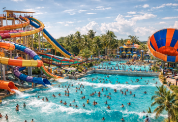 Deretan seluncuran raksasa yang menjadi ikon salah satu waterpark terbesar di Medan.