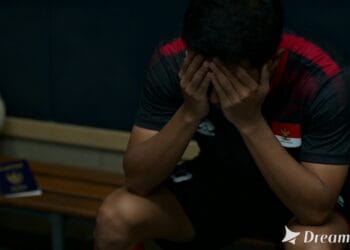 Ilustrasi tekanan psikologis yang dialami pemain sepak bola akibat masalah administrasi.