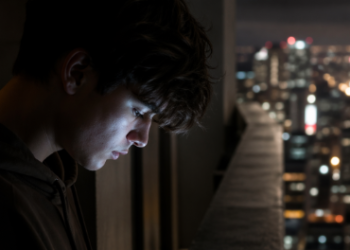 Ilustrasi mengenai Dampak Tren Medsos Anak yang sering kali membuat siswa mengabaikan keselamatan fisik.