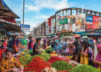 Aktivitas warga di salah satu Pusat Perbelanjaan di Marelan yang sangat padat.