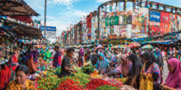 Aktivitas warga di salah satu Pusat Perbelanjaan di Marelan yang sangat padat.