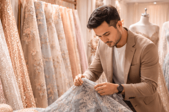 Keindahan tekstur dan detail mutiara pada koleksi kain tile dan brokat di Medan untuk busana formal.