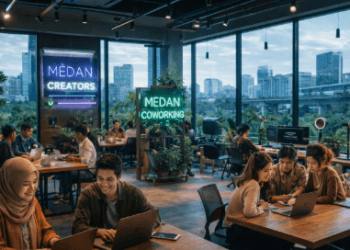 Aktivitas penggerak Ekonomi Digital di ruang kerja modern.