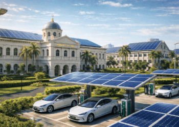 Instalasi Energi Surya Medan pada atap gedung perkantoran pemerintah guna mewujudkan kemandirian listrik yang bersih.