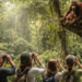 Wisatawan yang mematuhi etika bertemu orangutan dengan menjaga jarak aman di dalam hutan.