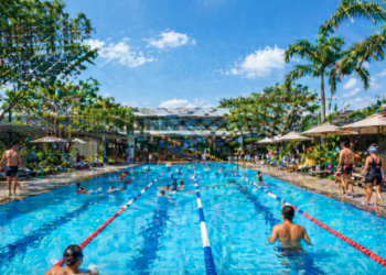 Suasana pagi yang menyegarkan di area utama Kolam Renang Kartika Gaperta.