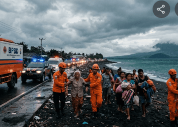 Petugas Polda Sulut sedang melakukan evakuasi warga pasca kejadian gempa bumi guncang Sulut yang memicu peringatan dini tsunami.