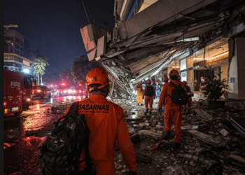 Petugas melakukan evakuasi di gedung terdampak gempa M7,6 Sulawesi Utara.