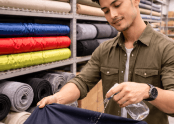 Deretan kain teknis berkualitas di Grosir Bahan Jaket dan Parasut Medan untuk produksi jaket motor dan hoodie kekinian.