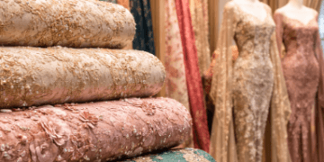 Kilauan kain mewah di Grosir Kain Brokat dan Kebaya Medan yang menjadi pilihan utama untuk pembuatan busana pesta dan pengantin.