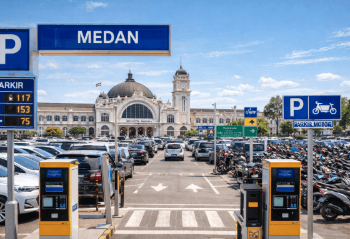Kawasan parkir Stasiun Medan yang luas dan teratur dengan sistem pembayaran elektronik.