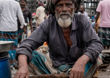 Potret kondisi pedagang kecil yang menyuarakan Keluhan Pedagang Pasar Sibolga akibat kegagalan pembangunan infrastruktur modern.