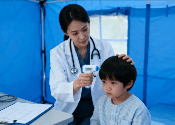 Tenaga medis profesional sedang memberikan layanan Kesehatan Pengungsi Banjir Demak di tenda darurat untuk mencegah wabah penyakit.