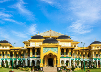 Detail fasad depan yang menunjukkan kemegahan Arsitektur Istana Maimun Medan.