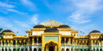 Detail fasad depan yang menunjukkan kemegahan Arsitektur Istana Maimun Medan.